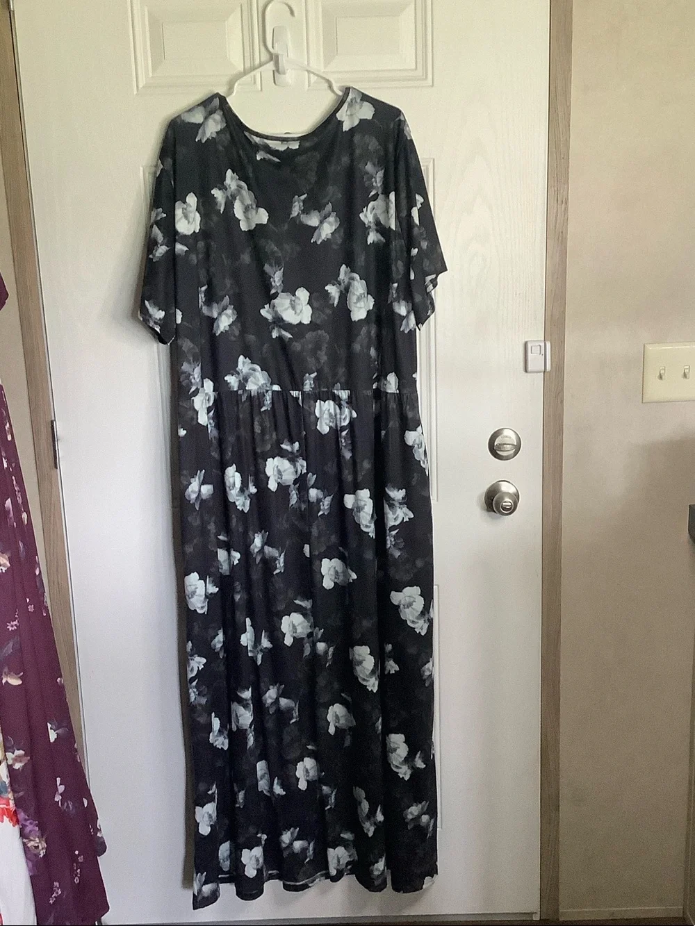 Plus Size Black Floral Maxi Dress with Scoop Neck